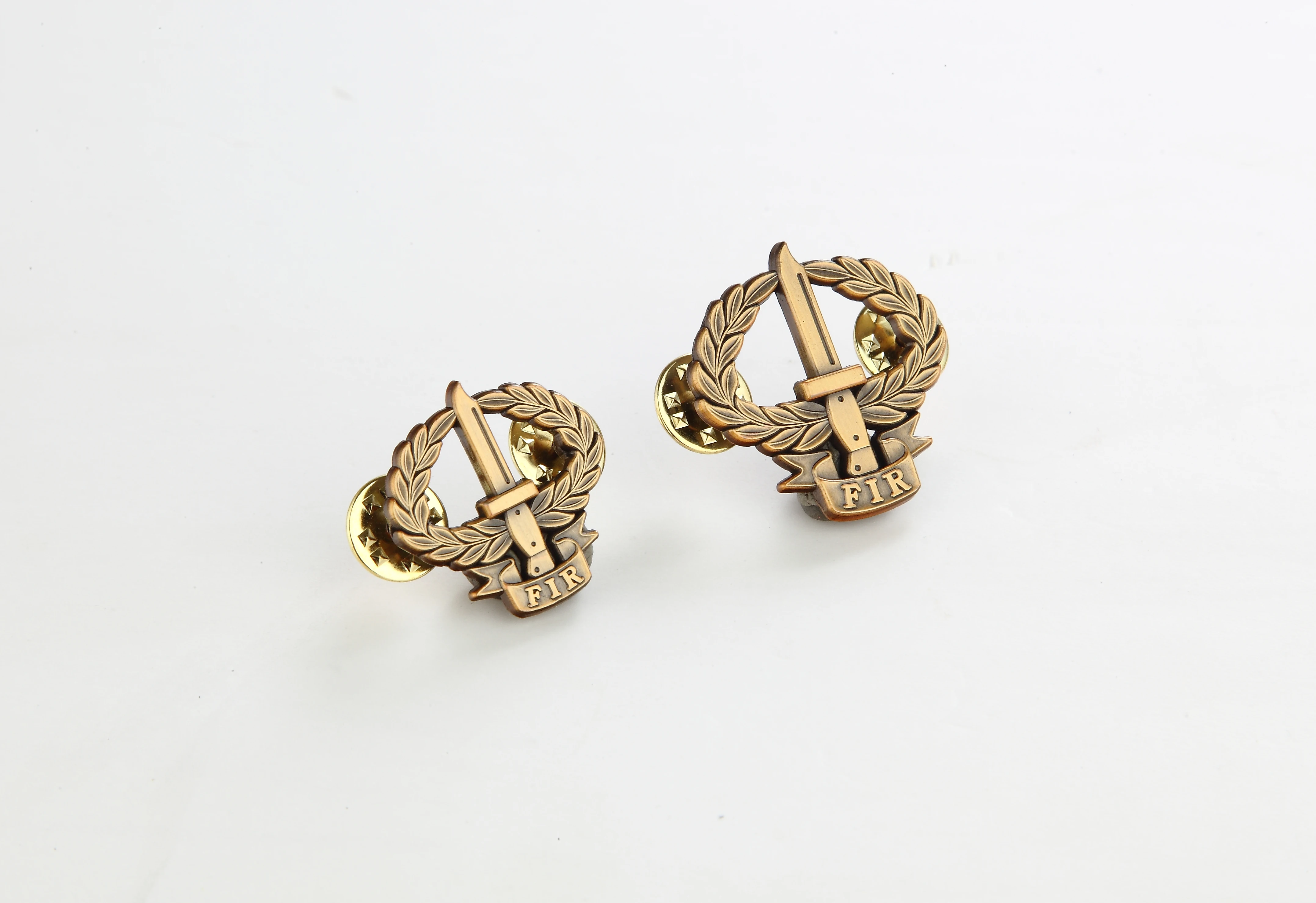 Персонализированный значок на лацкан оптом 3D Мягкие/жесткие эмалированные булавки для корпоративного брендинга