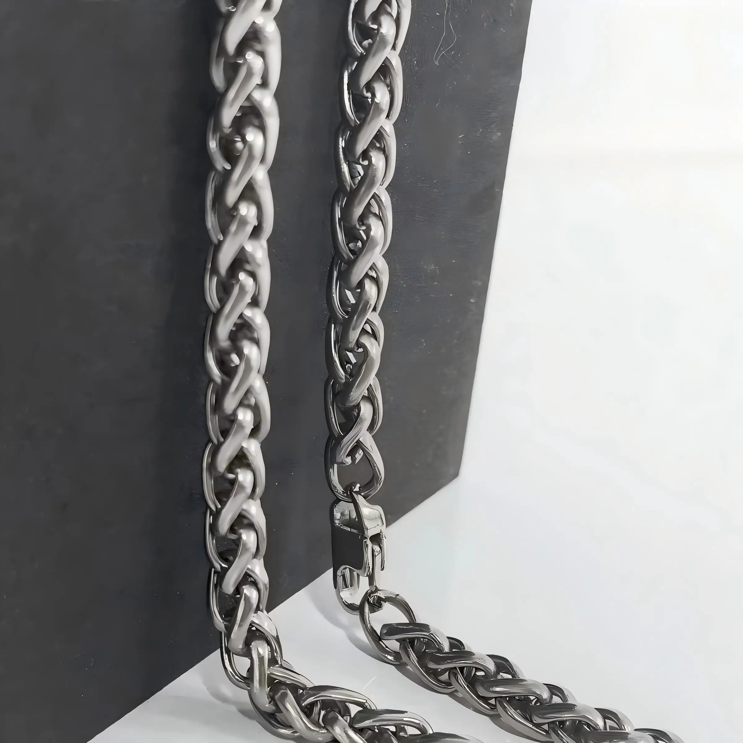 Bague or tête de lion avec crinière avec yeux en saphir