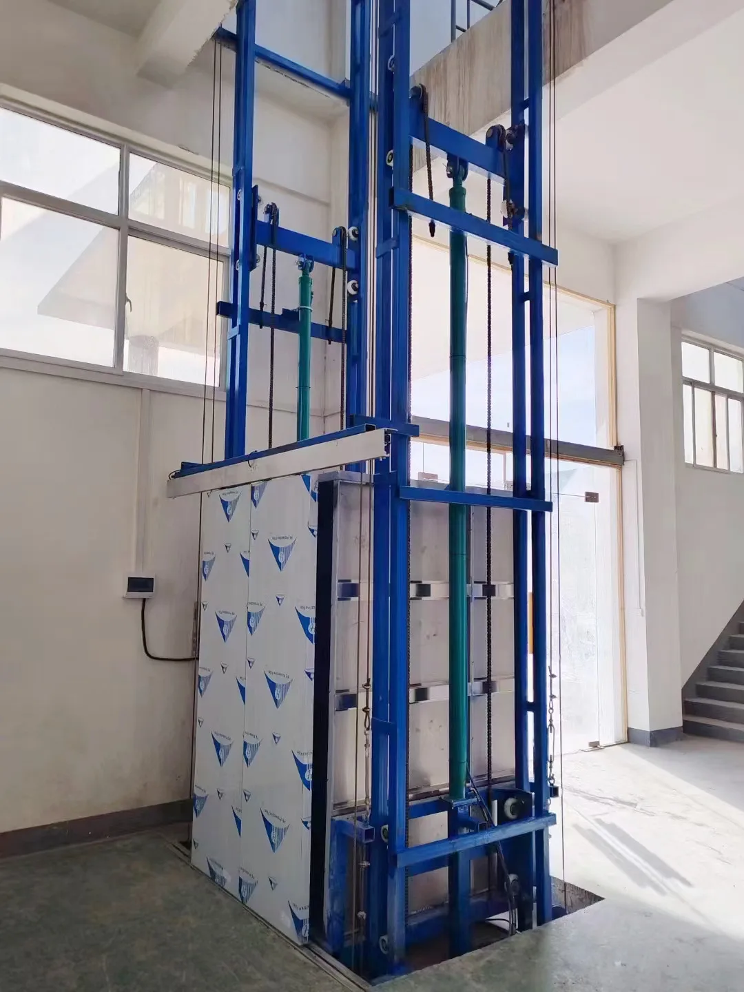 Industrial Hydraulic Vertical Guide Rail Cargo Lift Freight Elevator ...