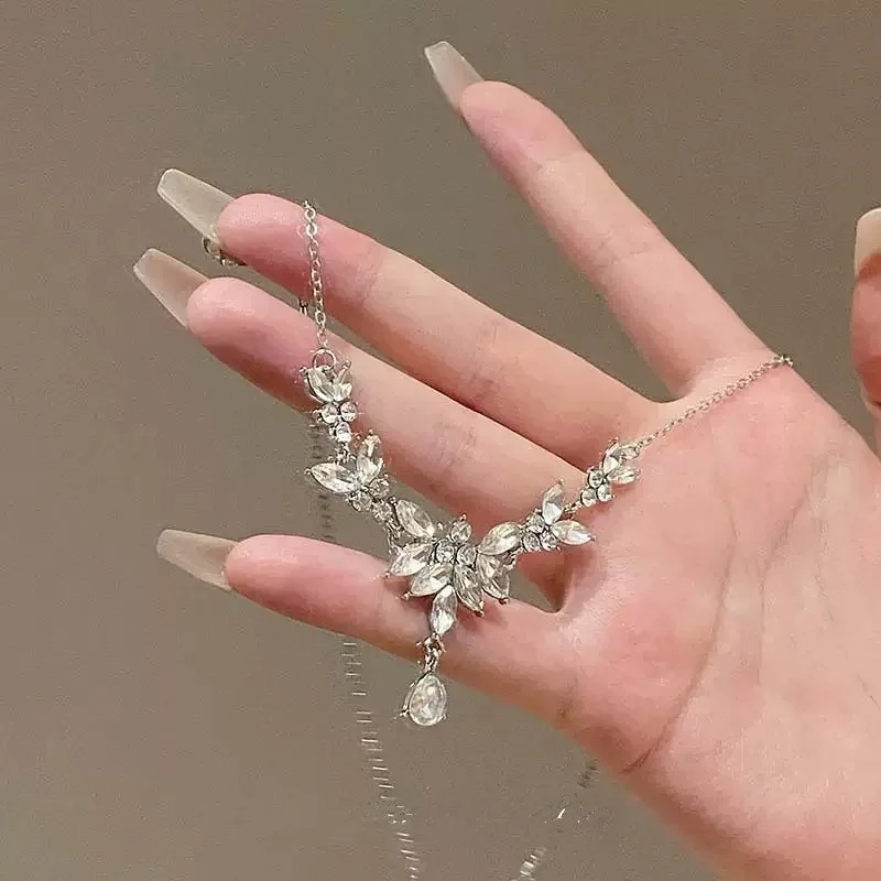 Luxury Diamond Flower Necklace with Bamboo Chain