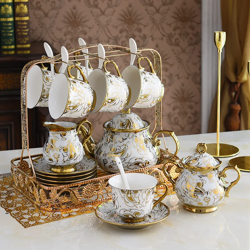 Jogo de chá dourado com vidro turco tradicional e bule na vitrine da loja.  compras de luxo