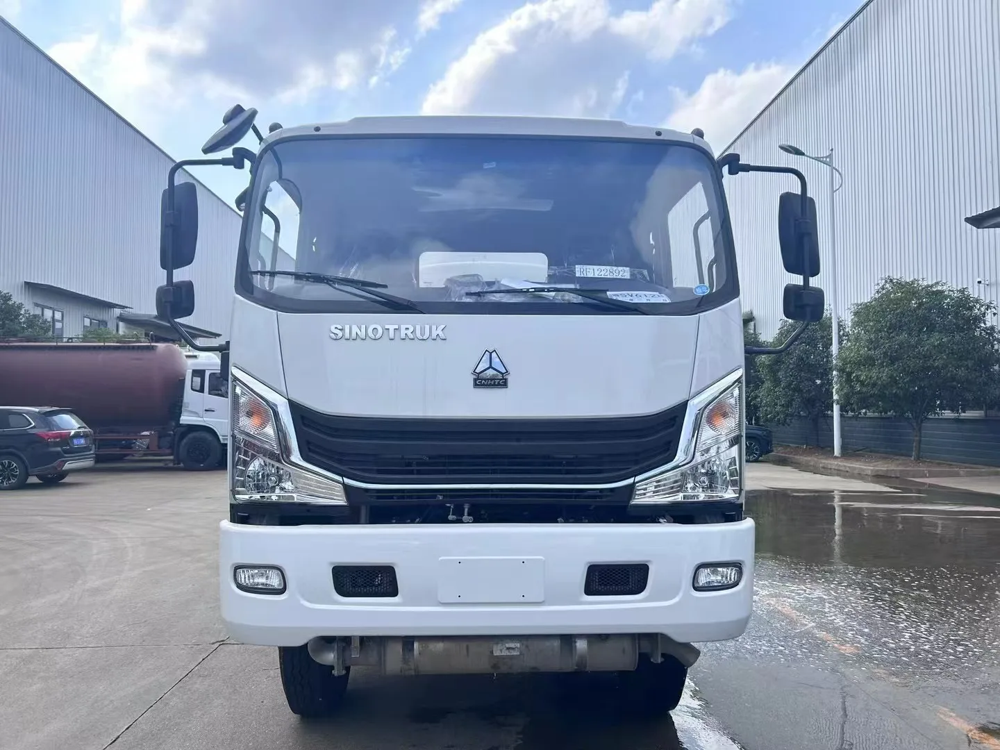 product mini 4x2 fuel tanker truck manual transmission china sinotruk small diesel euro 2 emission standard stainless steel tank for oil-1