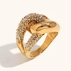 Anillo dorado y blanco con circonita contrastante anudada.