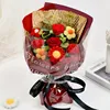 Bouquet lavorato a maglia con piccola rosa rossa e margherita
