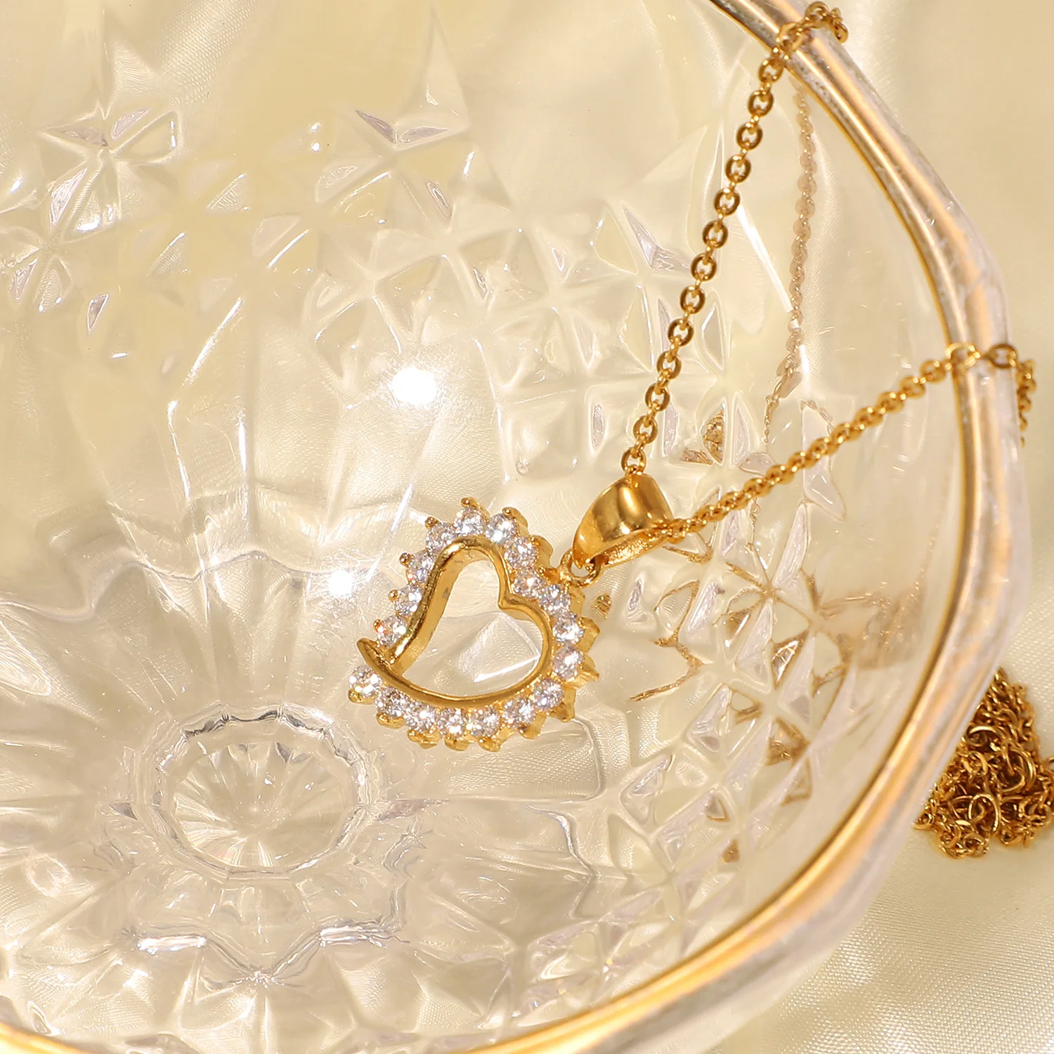 Collana con pendente a cuore in acciaio inox placcato oro 18K Collana con pendente a cuore in acciaio inox placcato oro 18K