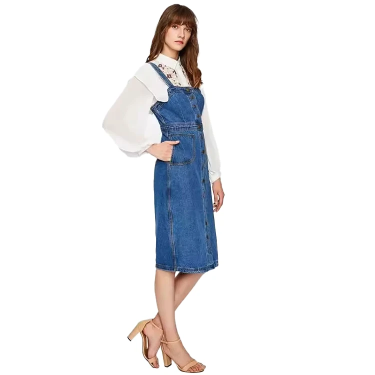 Sommerkjole til kvinner, praktisk, slankpassform, midi-lengde, knapper foran, remmer, jeansstoff, overallkjole i denim