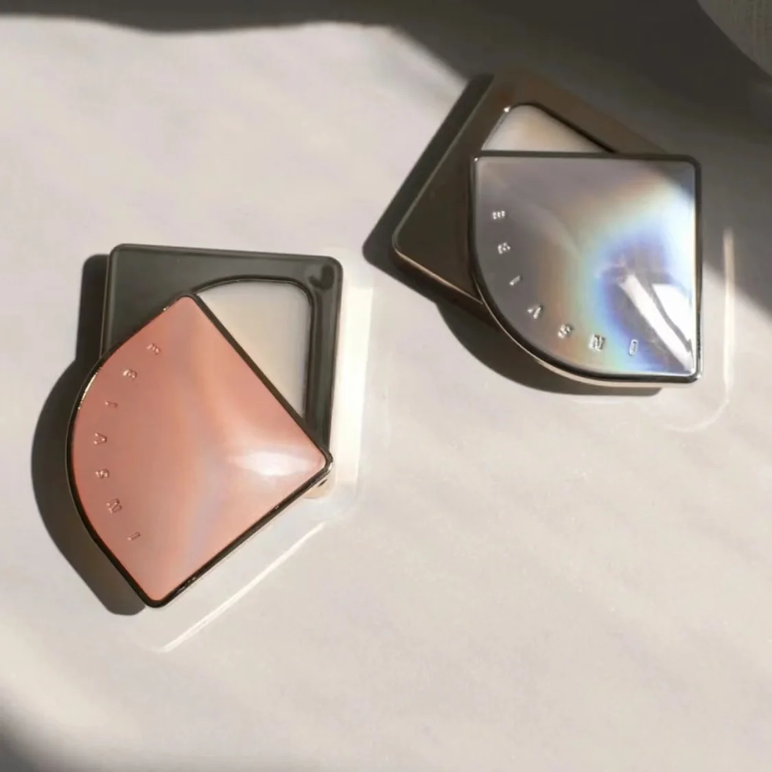 Customized Shinny Metal Elegant Males Solid Perfume Lip Balm Cream Triangular Spining Container Compact Packaging Tin