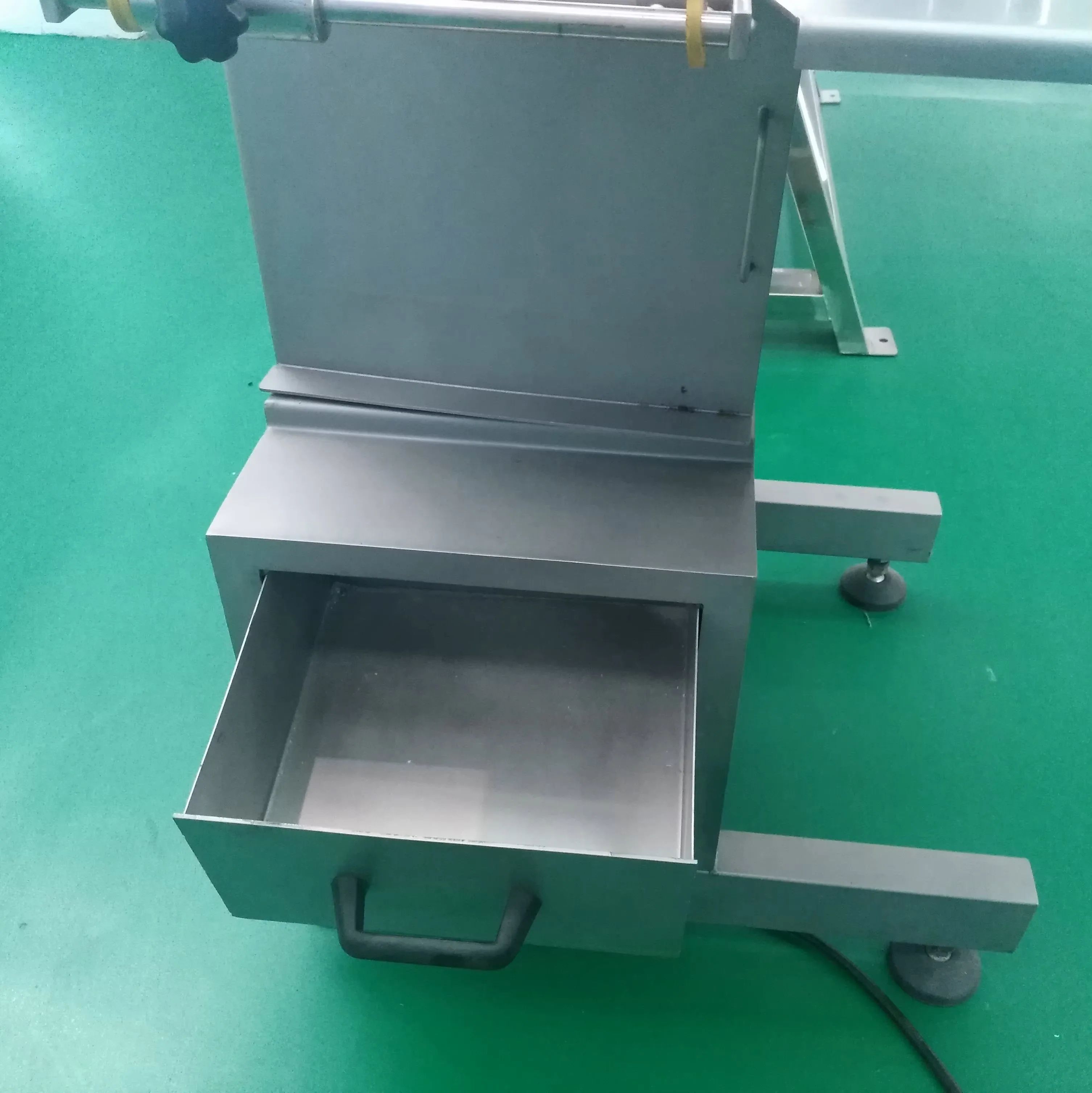 Durable vertical mid-size bone saw for cutting frozen whole hog, beef and goat in the factory