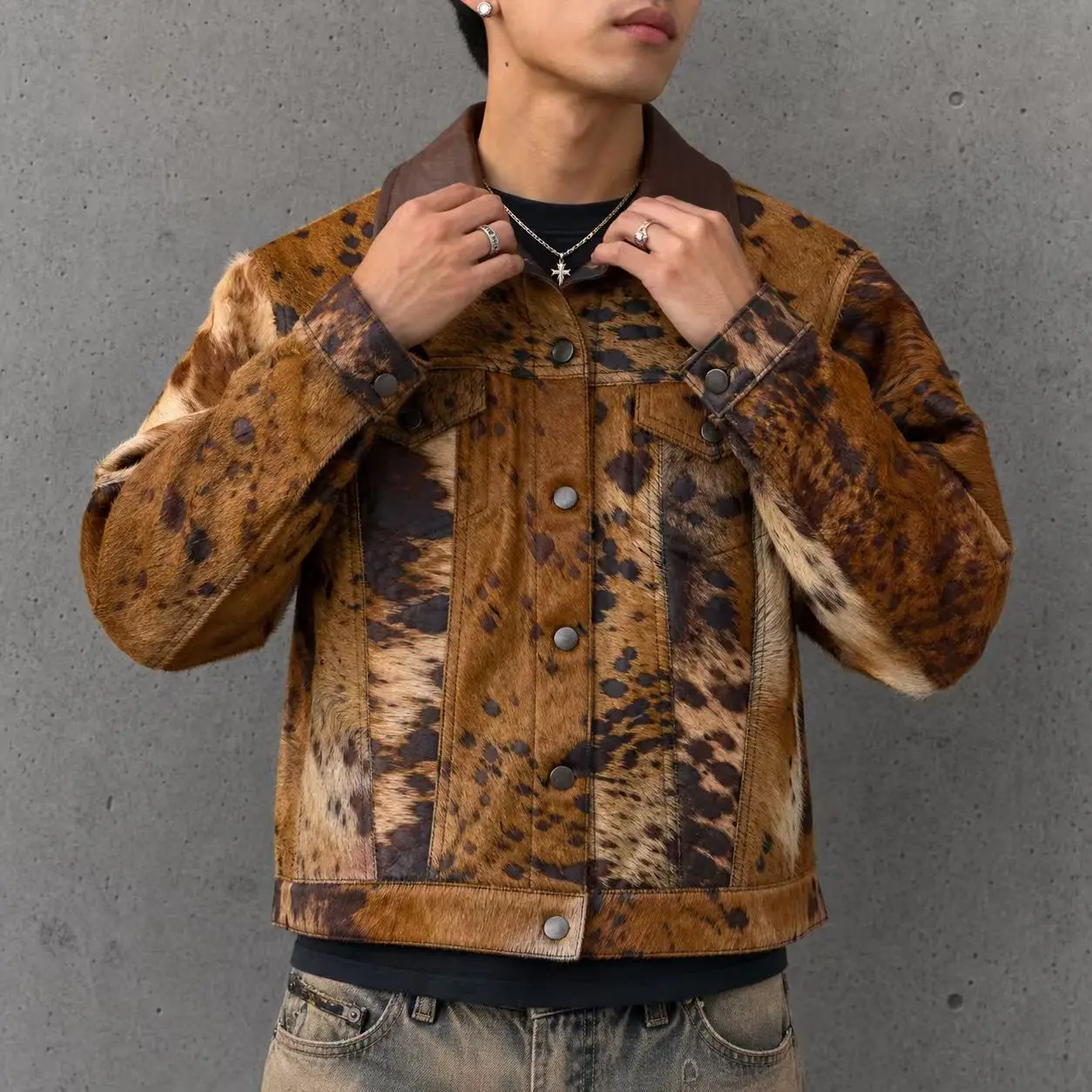 OEM Custom Brown Animal Print Faux Cowhide Cropped Trucker Contrast Collar Long Sleeve Casual Streetwear Men Leather Jacket