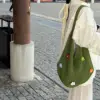 Borsa verde con fiori sparsi
