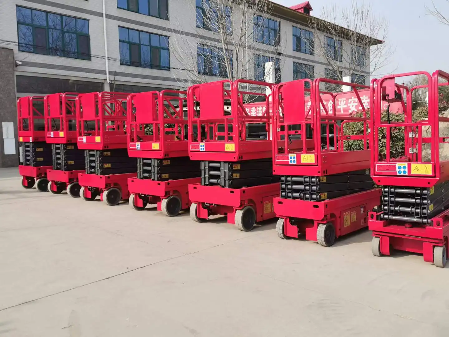 2023 New arrive 10 m 12 m Self-Propelled mobile Elevated Hydraulic Scissor jack lift table for aerial work