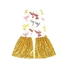 Pantalones acampanados para niña con lentejuelas doradas y diseño de colibrí blanco.