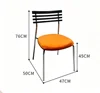 Silla naranja de cuatro patas.