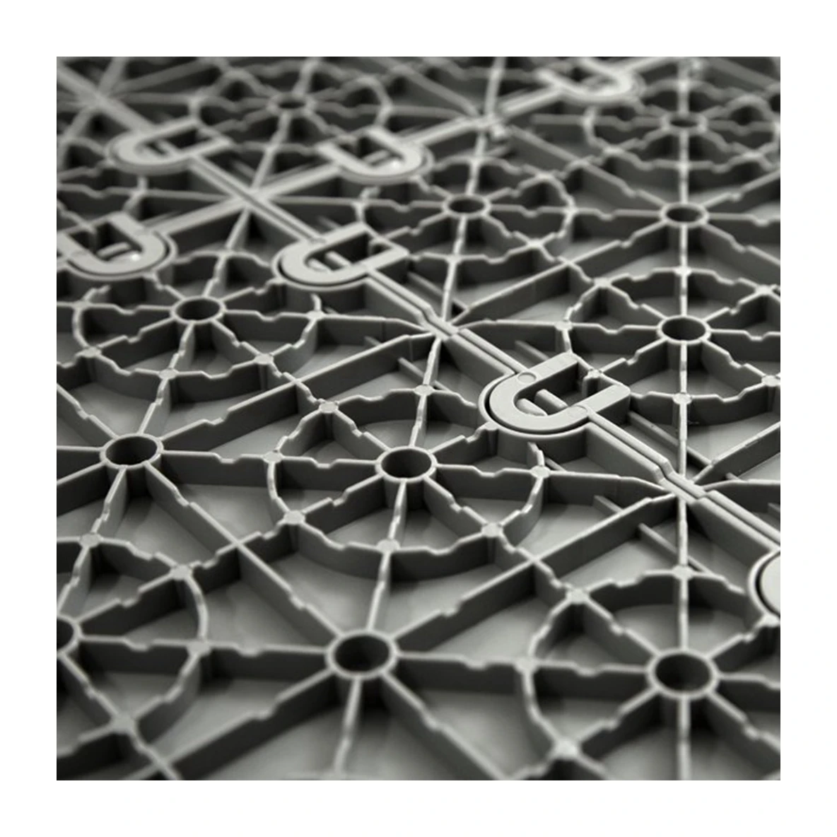 PP   Plastic Flooring Anti Slip Interlocking Drainage Garage Floor Tiles