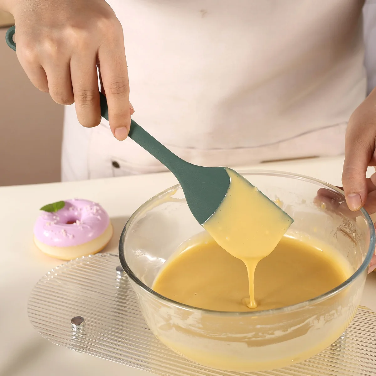 High-Temperature Resistant Silicone Scraper Soft Kitchen Baking Tool Mixing Cake Cream Spatula Bakeware Set manufacture