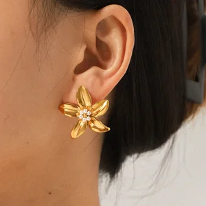 MW Light Luxury New Stainless Steel Classic 18K Gold Plated Earrings Personalized Pearl Flowers High Quality Exaggerated Fashion