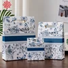 Blanc avec des fleurs bleues