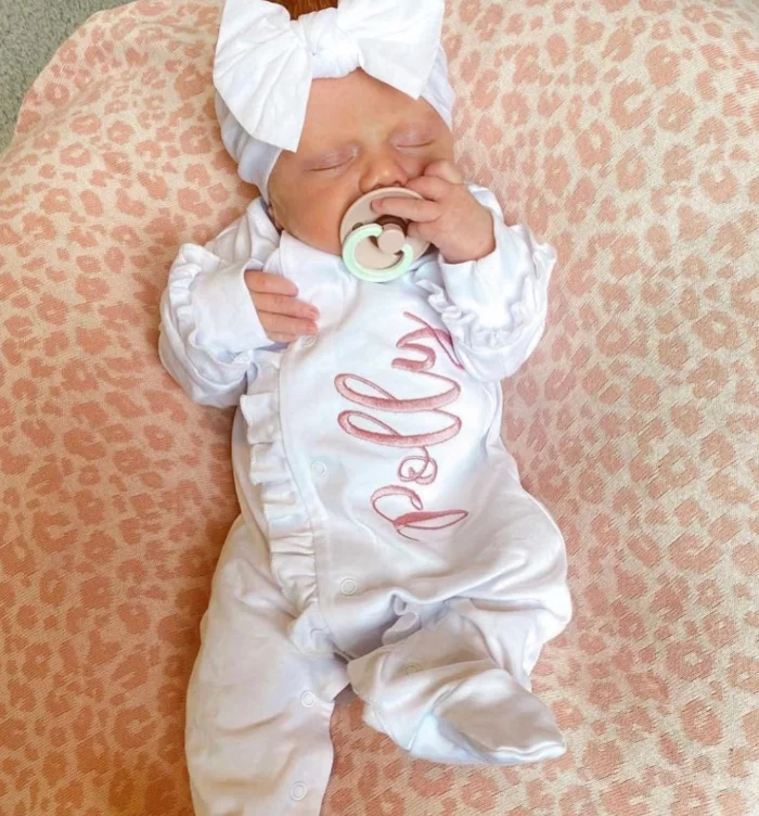 Bebé Niño Que Ropa Se Le Pone A Un Recien Nacido En El Hospital