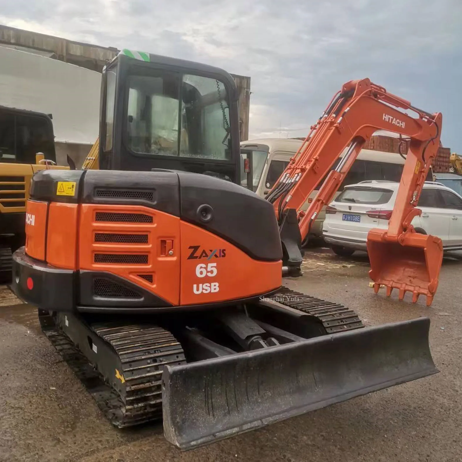 6.5 Ton Mini Backhoe Hitachi ZX65USB - Long Digging Earth