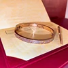 3 file con diamante principale in oro rosa