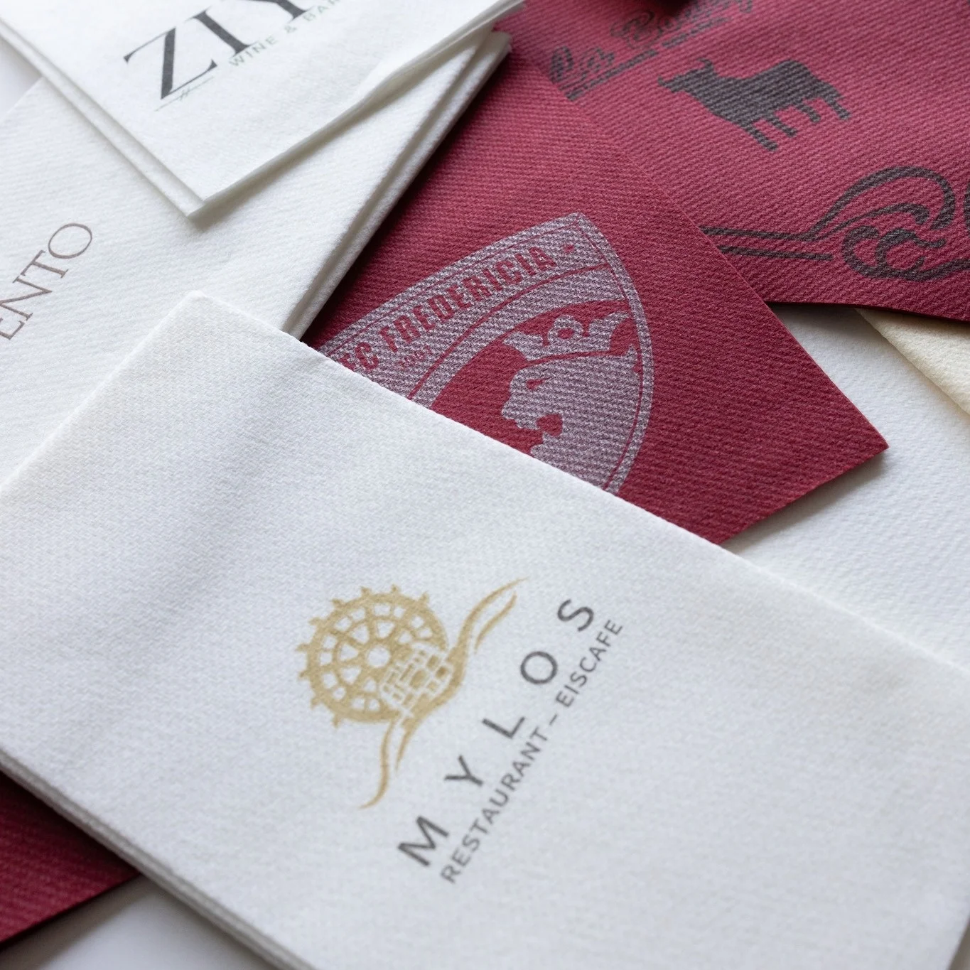Custom Logo Printed Serviettes Hotel Cocktail Beverage Lunch Restaurants Printed Tissue Paper Napkins Custom Paper Cup Printing