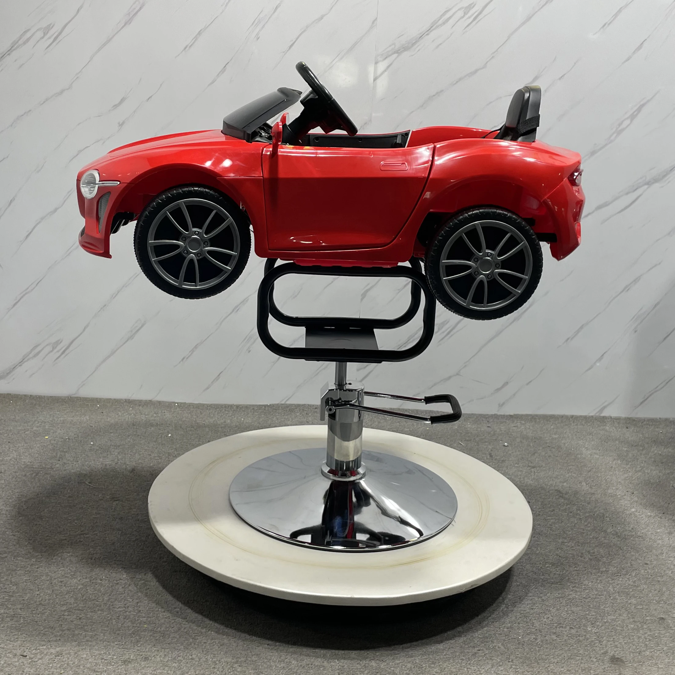 キッズサロン家具車の形をしたヘアカット子供赤ちゃん座っている