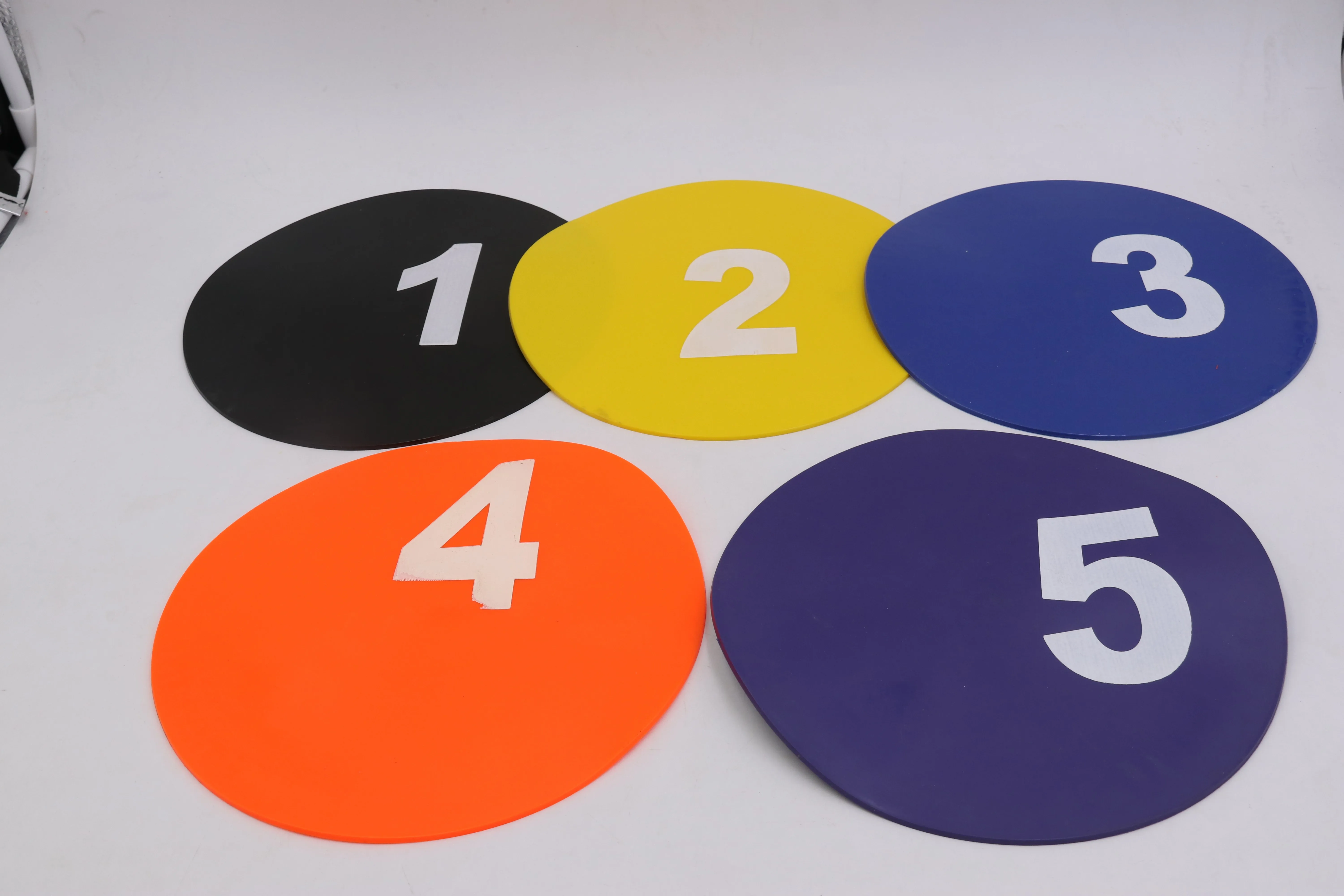 9 Inch Spot Markers Flat Field Cones, Non Slip Rubber Agility Markers Flat Field Cones For Soccer Basketball Sports Speed Agility Training (18 Pcs