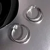Design à double anneau avec une esthétique minimaliste.