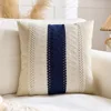 Blu navy su sfondo bianco