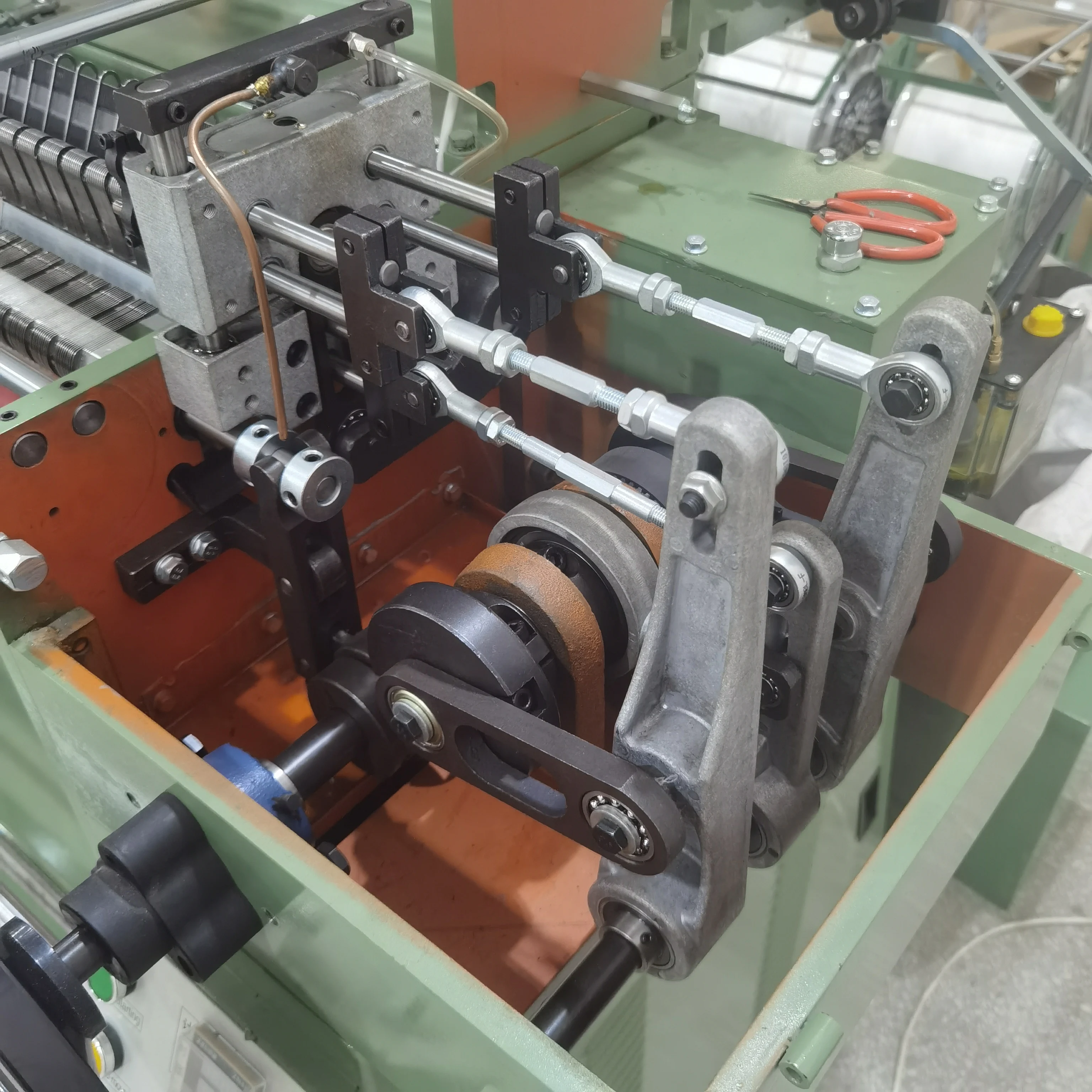 电脑控制各种型号带钩机畅销钩编机