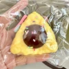 Colorata pallina di riso triangolare al cioccolato