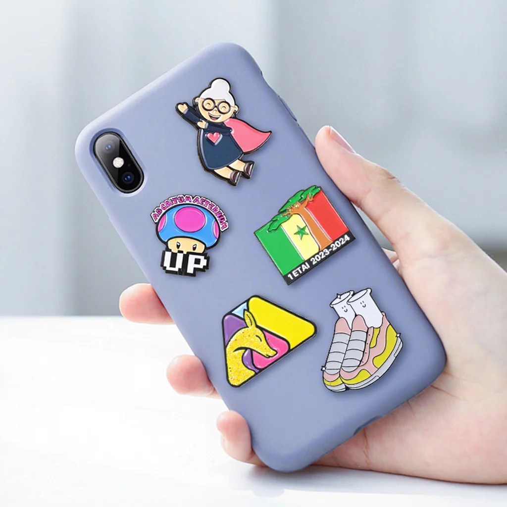 Venda por Atacado Adesivo Personalizável para Decoração de Capa de Telefone Projete Seu Próprio Distintivo Metálico Personalizado Durável com Esmalte Adesivo