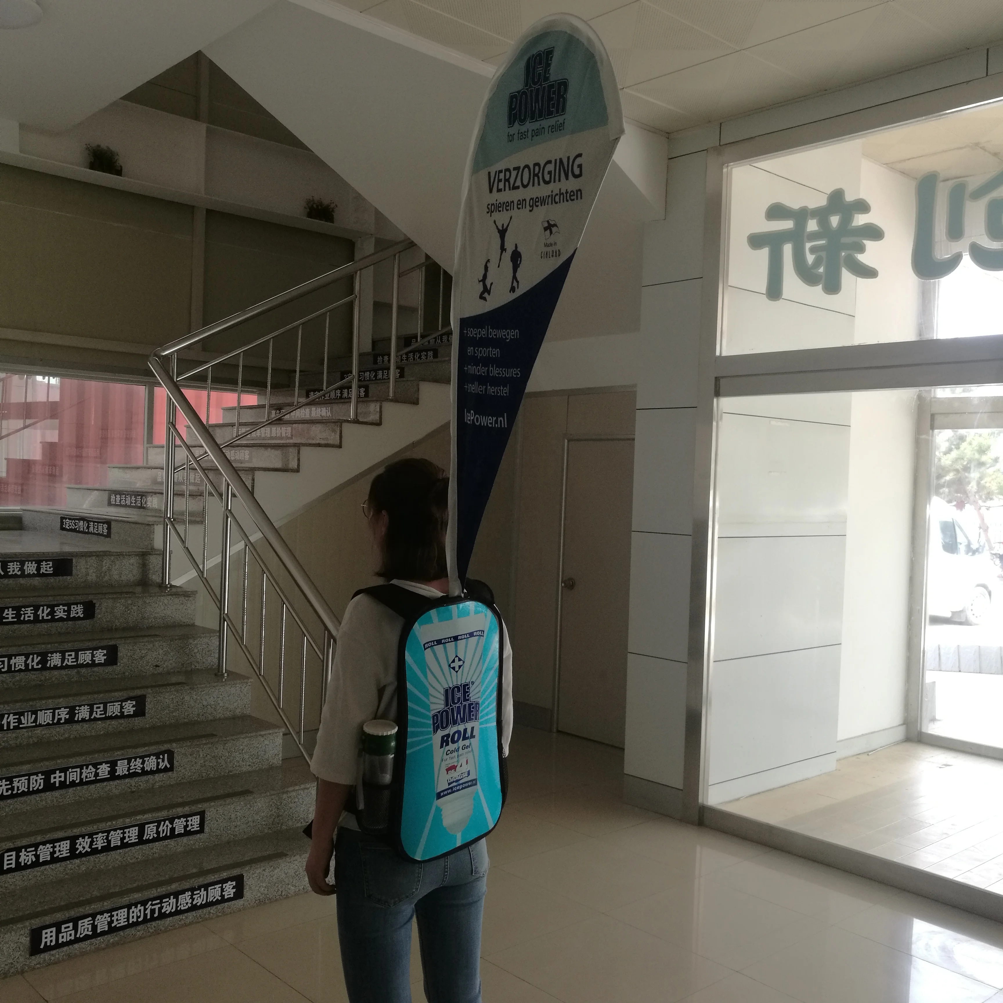 Дорога оптом Прогулочный рюкзак в форме слезинка для рекламы дизайн полиэстер ткань человек баннер