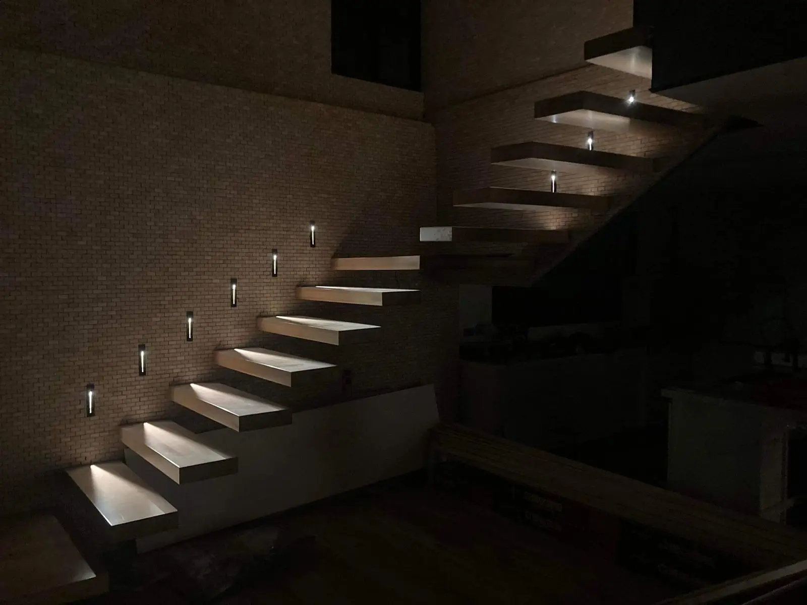 American Modern Standard 12mm Floating Stairs Beam Solid Wood Tread 80mm With LED Light With Standoff Railing Straight Staircase manufacture