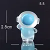 Astronauta in piedi luminoso