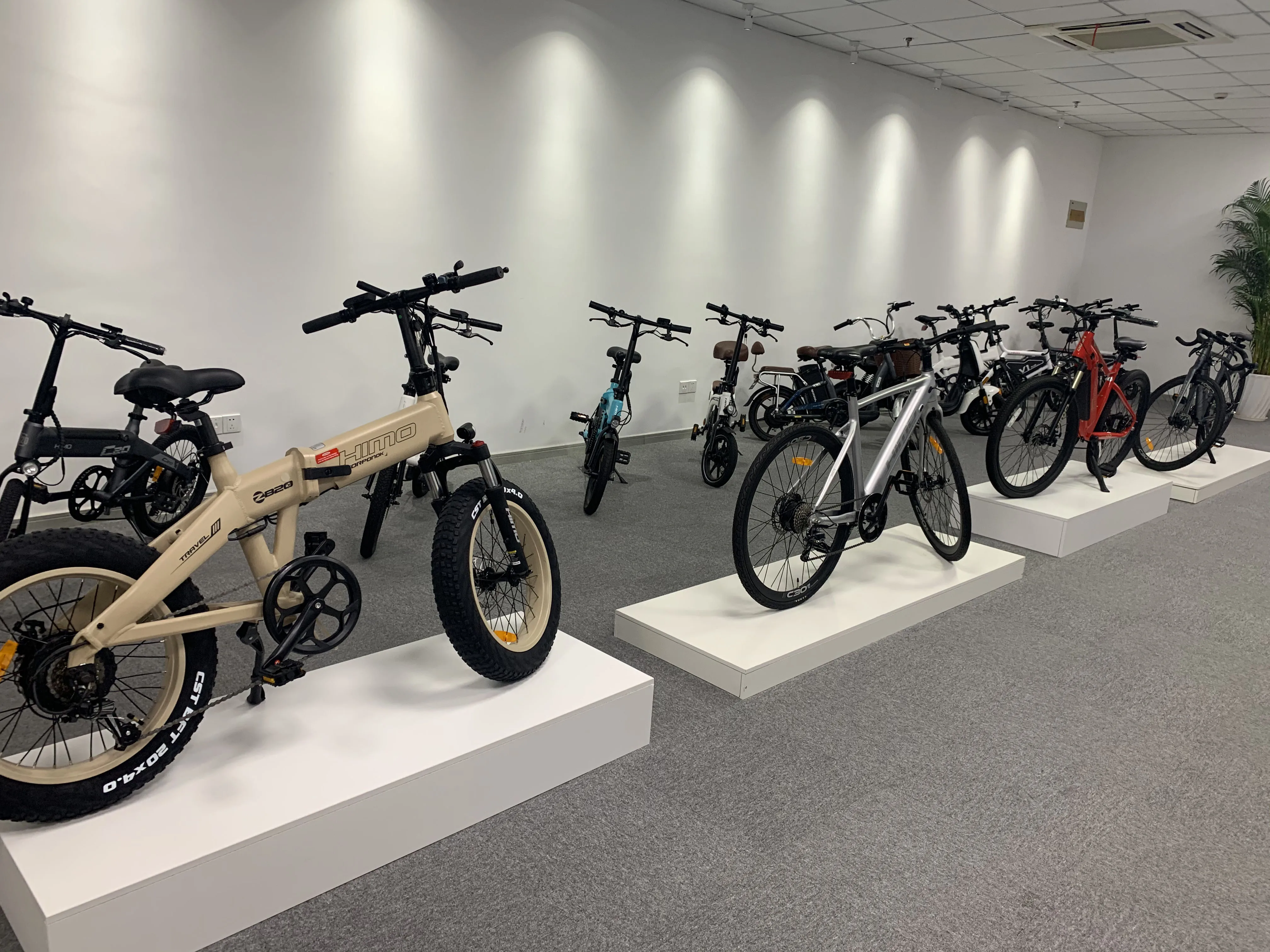 英国仓库空投锂电池himo z16 16英寸可折叠长里程成人电动折叠自行车