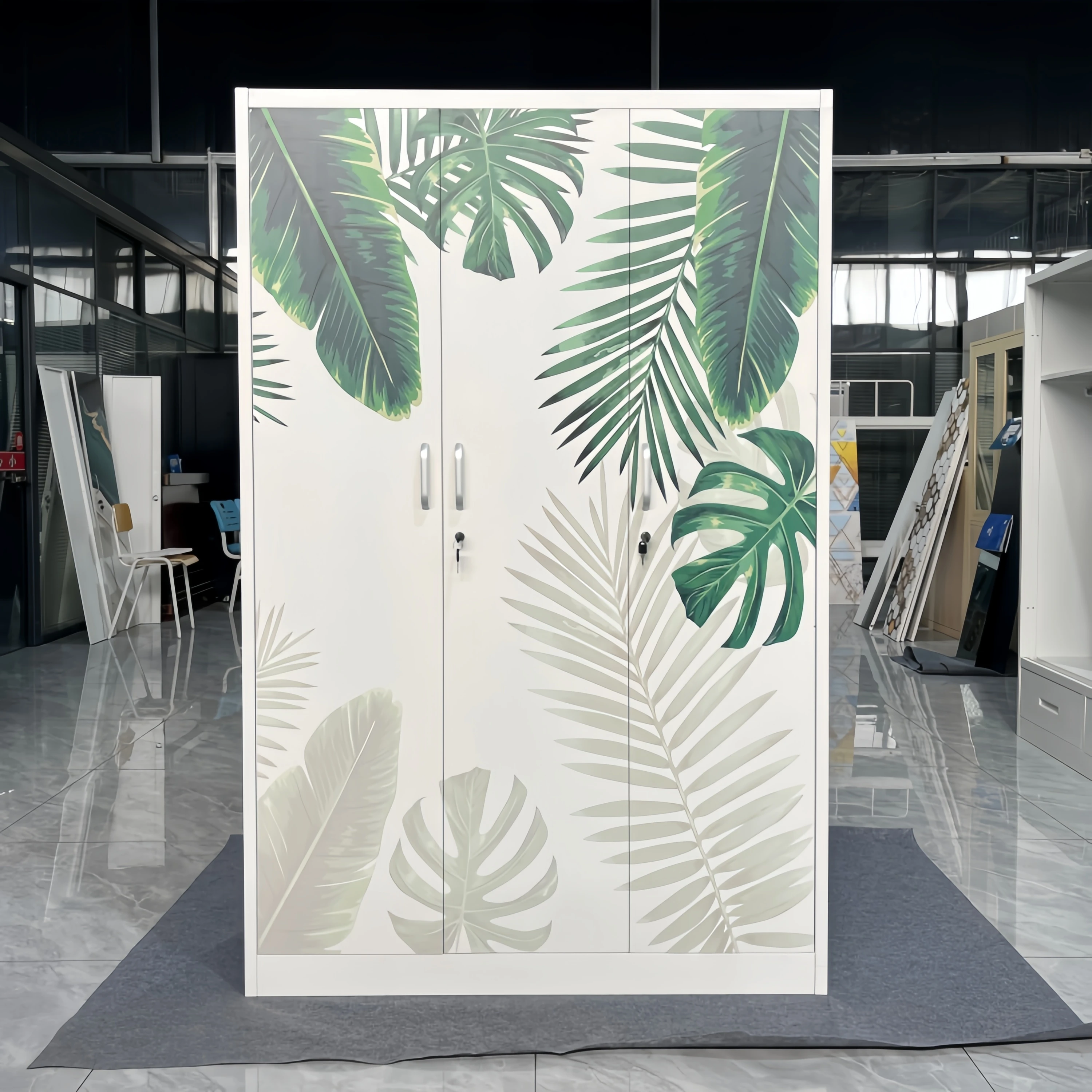 Lemari pakaian tiga pintu motif baja