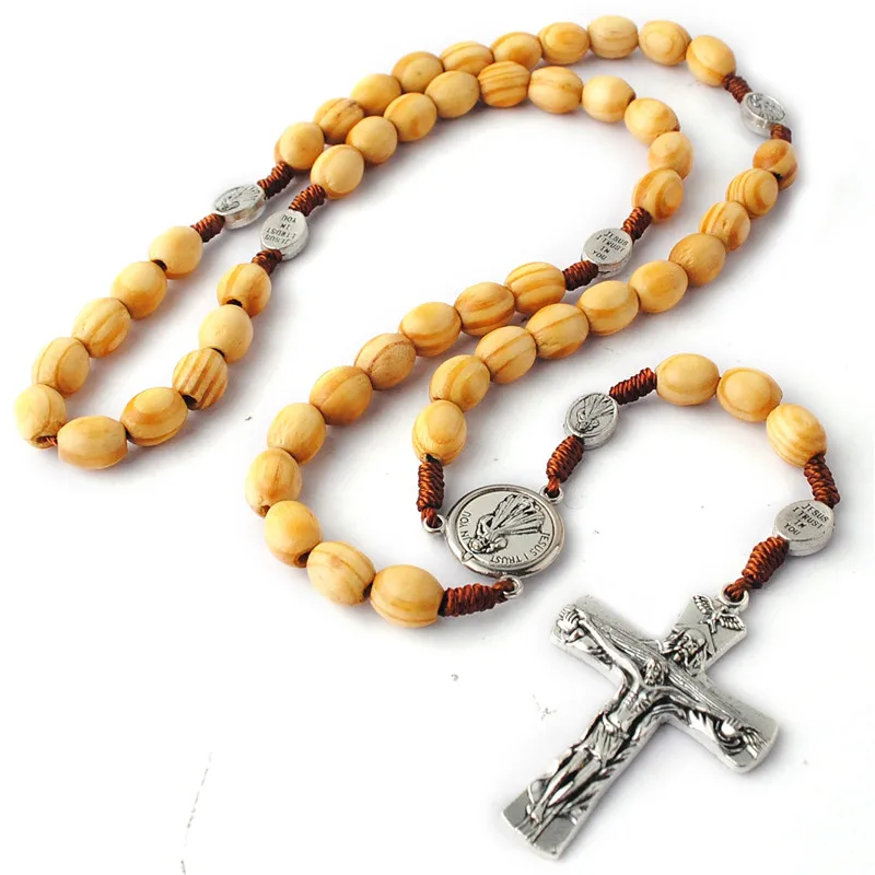浅棕色木珠天主教神慈悲木念珠在绳上祈祷念珠项链与金属十字架项链