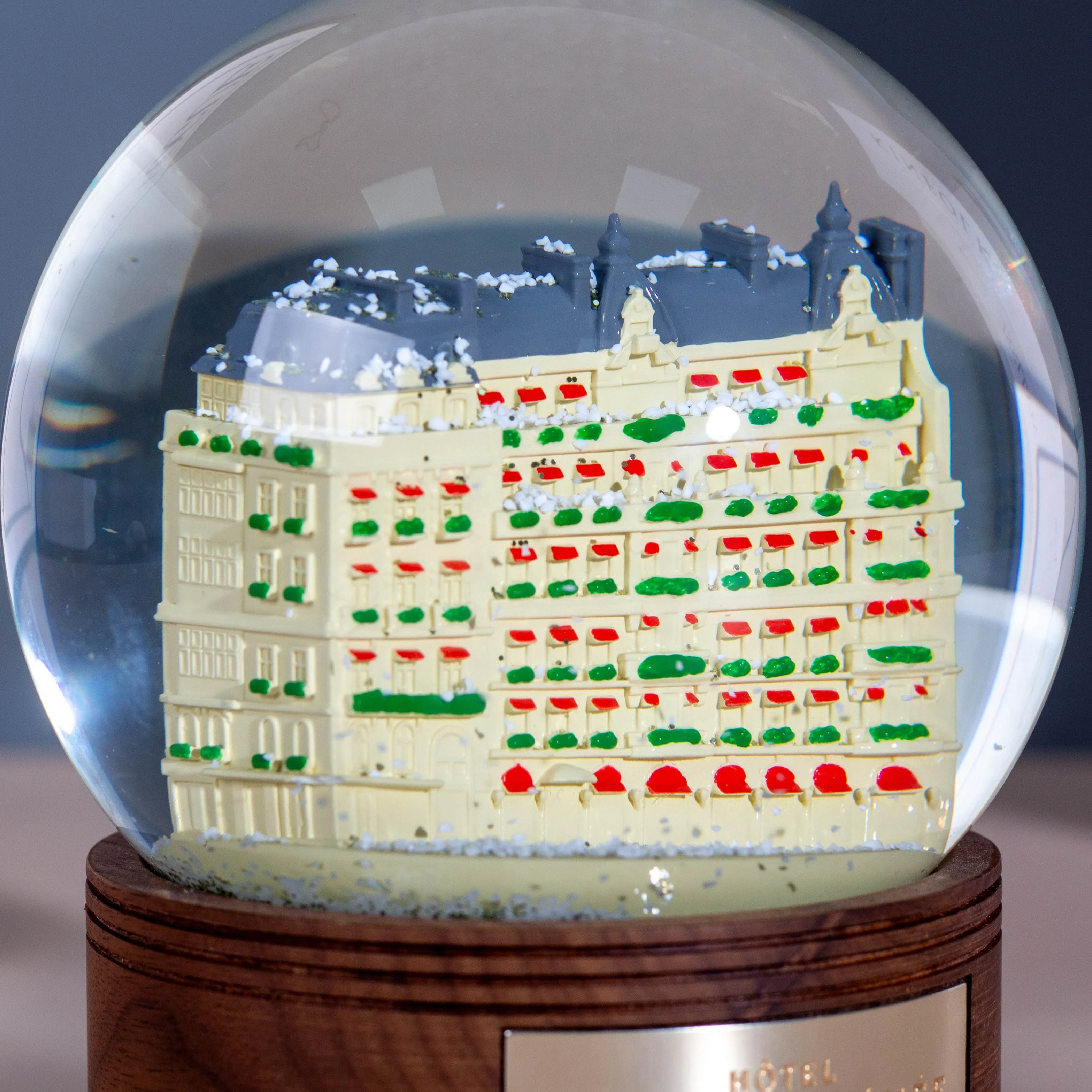 Custom Resin Hotel Architecture Statue With Wooden Base Snow Globe Water Globe Decoration Corporate Anniversary Souvenir Gifts