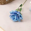 una rama azul