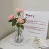 Vase torsadé avec 3 roses roses