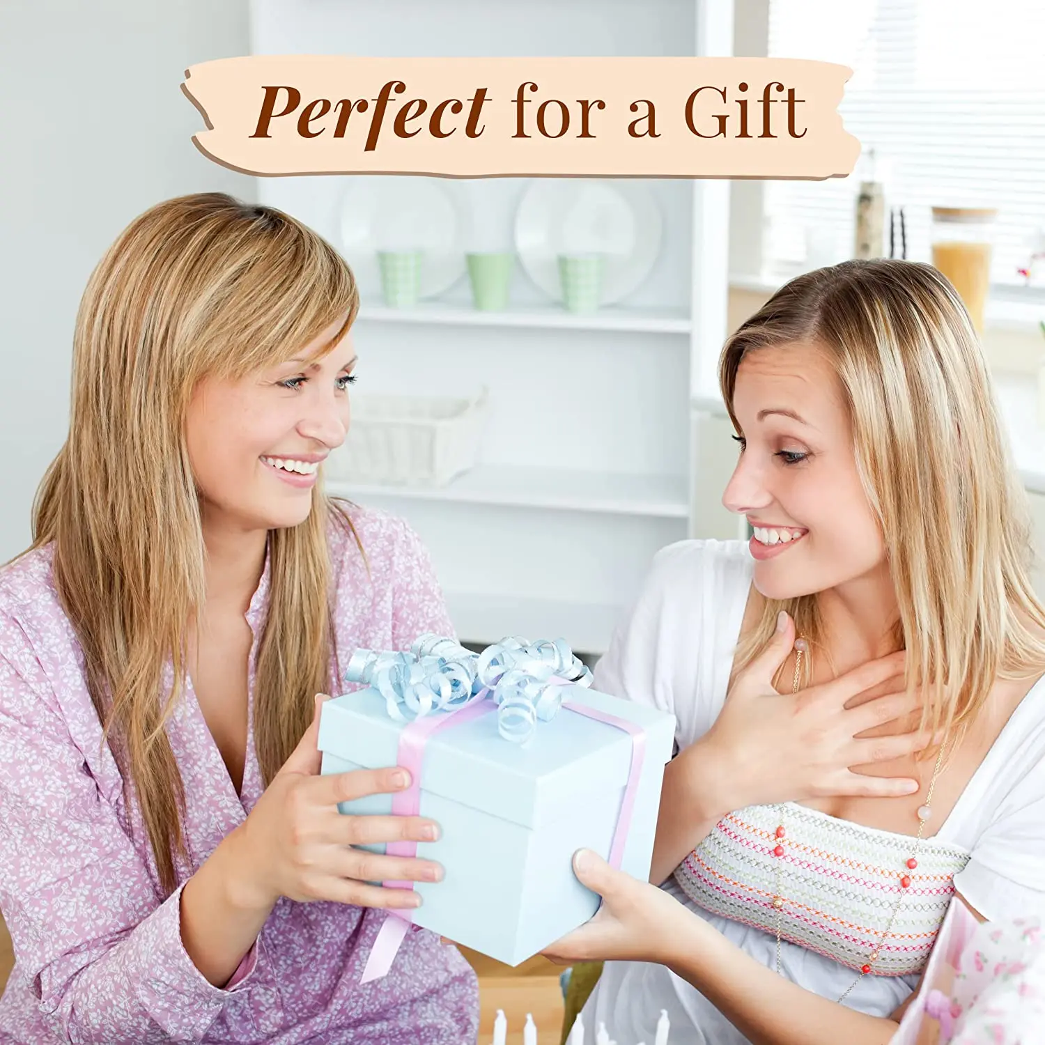Gift friend. Подарок "подруге". Дарим подарки. Подруга дарит подарок. Девушка дарит подарок подруге.