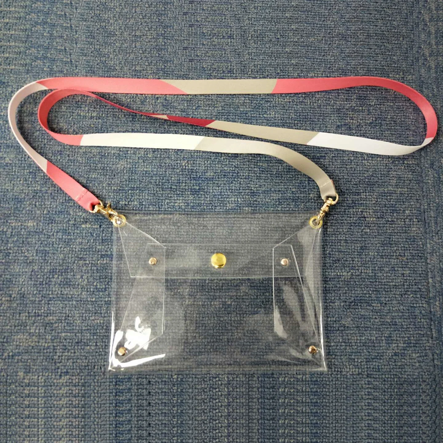 Amazon.com: Bolso de mano transparente cristalino de las mujeres del  plástico del PVC w/cierre superior con cremallera, correa de hombro negro :  Ropa, Zapatos y Joyería