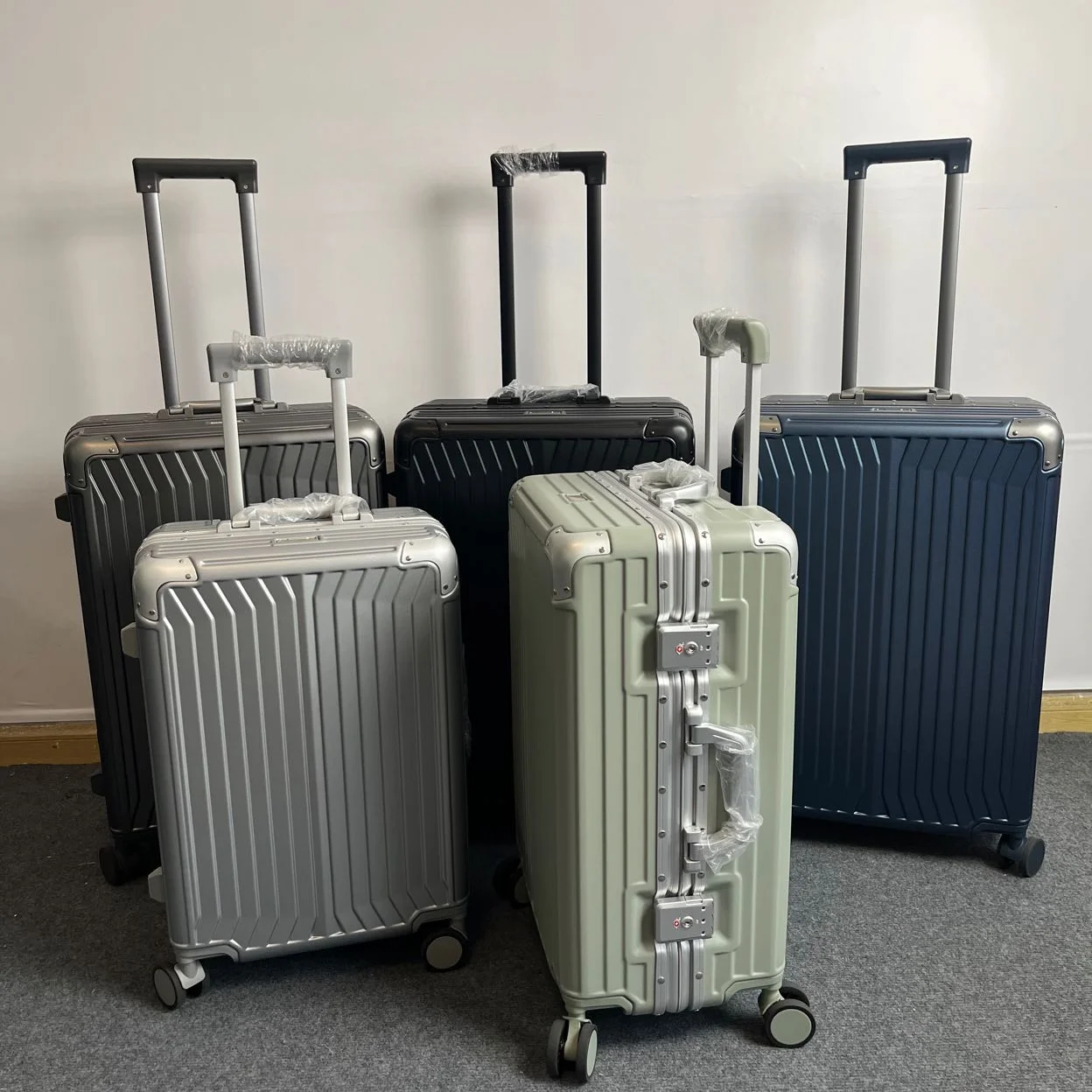 20-tommers vandtæt kuffert med aluminiumsramme, rummelig og holdbar handbagage til flyrejser med sikker adgangskode-lås