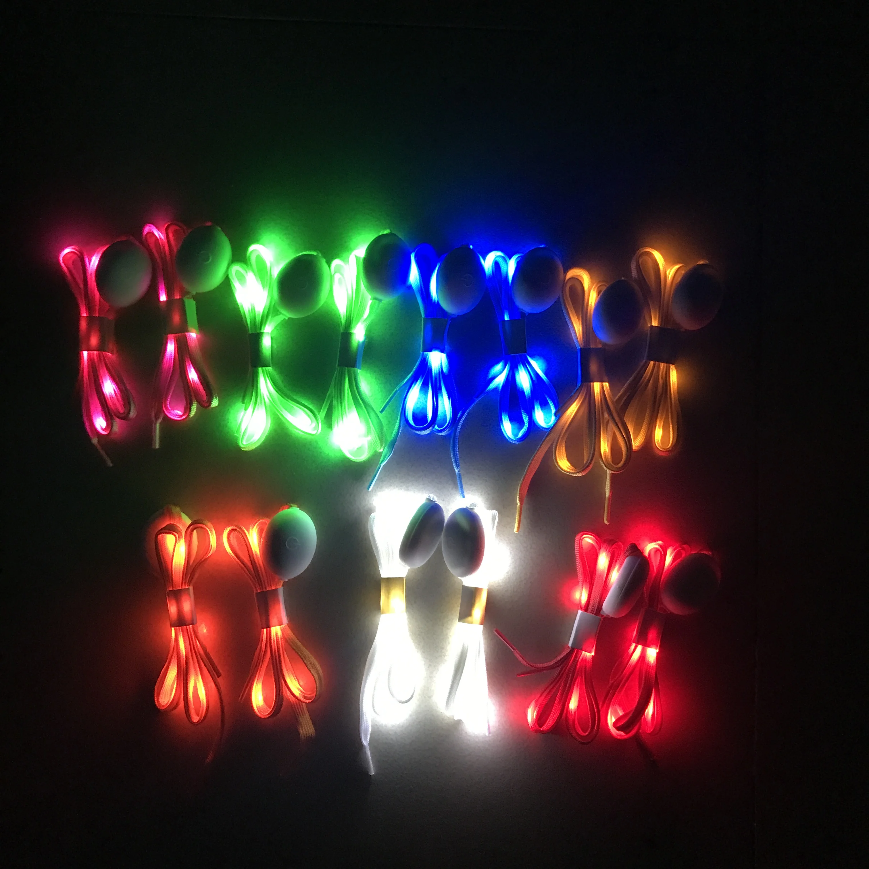 Яркие светодиодные шнурки для детской вечеринки