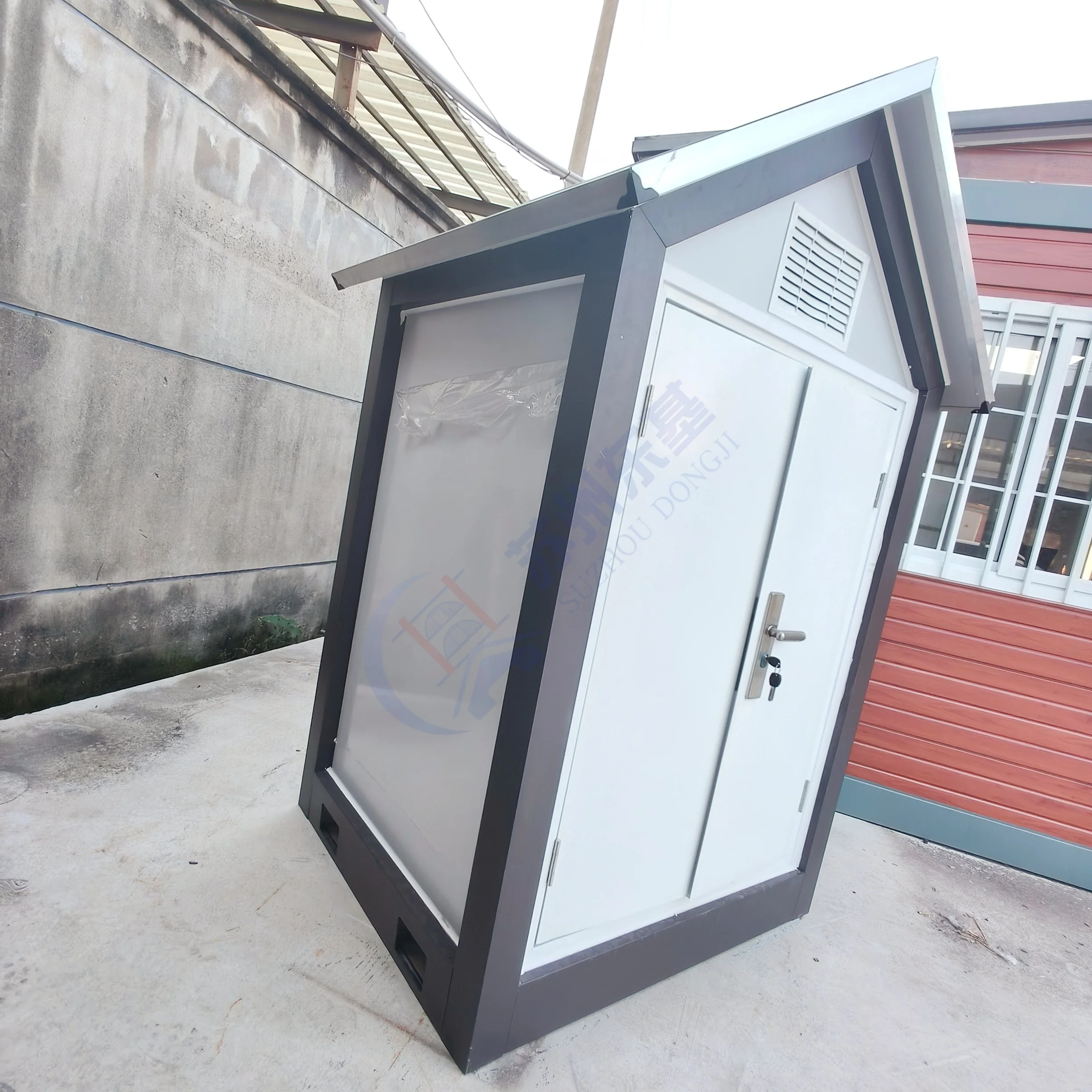 كابينة خارجية جاهزة قابلة للنقل بطول 7 أقدام مع ألواح فولاذية ولوحات ساندويتش، مأوى صغير للأدوات أو الحيوانات الأليفة، كوخ للحديقة أو المنزل