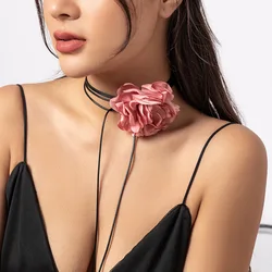 Donne Tessuto Con Fiori Di Rosa Artificiali E Foglie Con Nastro Blu Isolato Su Fondo Bianco Tessute Image166706422