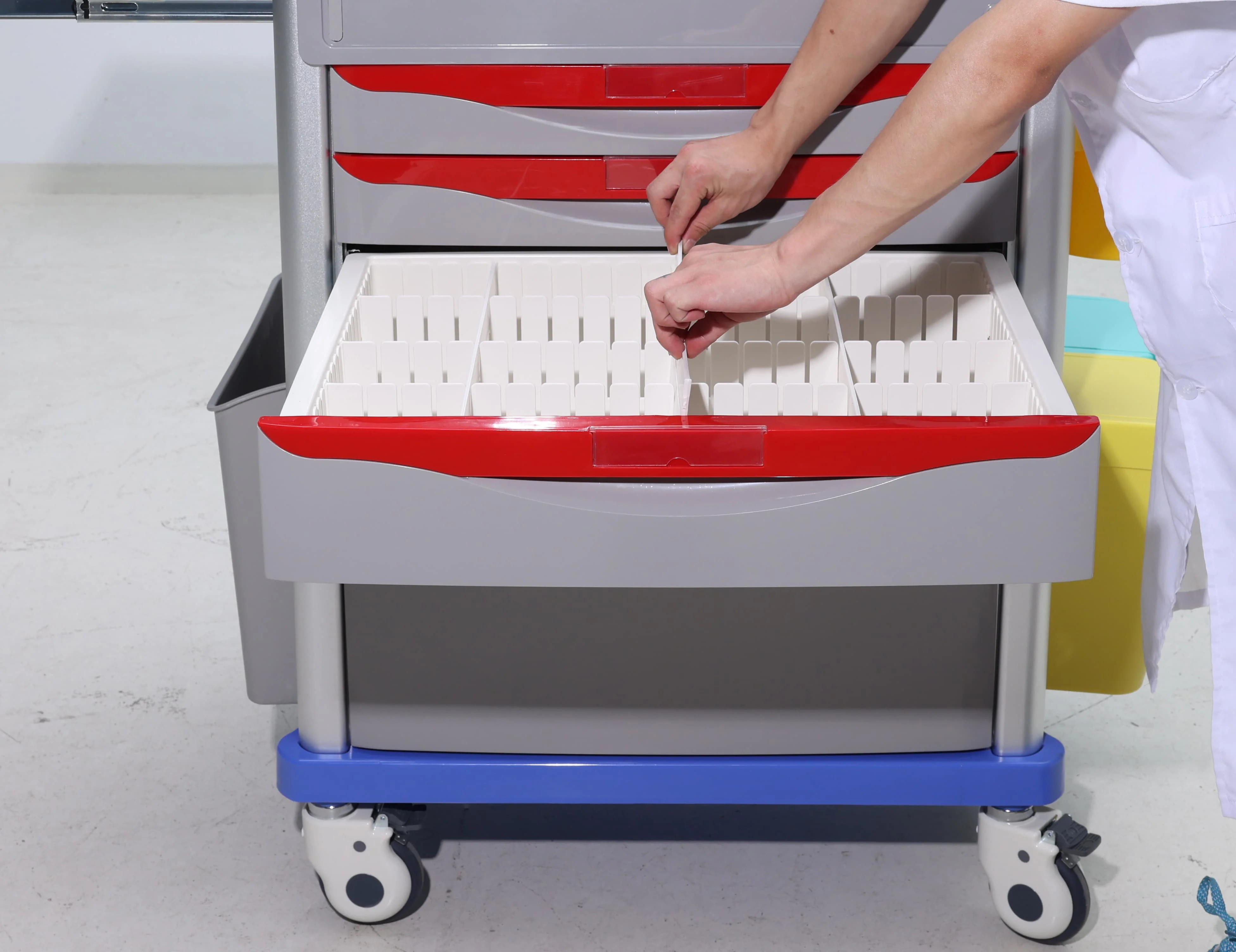 Advanced Emergency Response Cart with CPR Board Oxygen Cylinder Mount Vital Sign Monitor ABS Material Modern Hospital Design 3