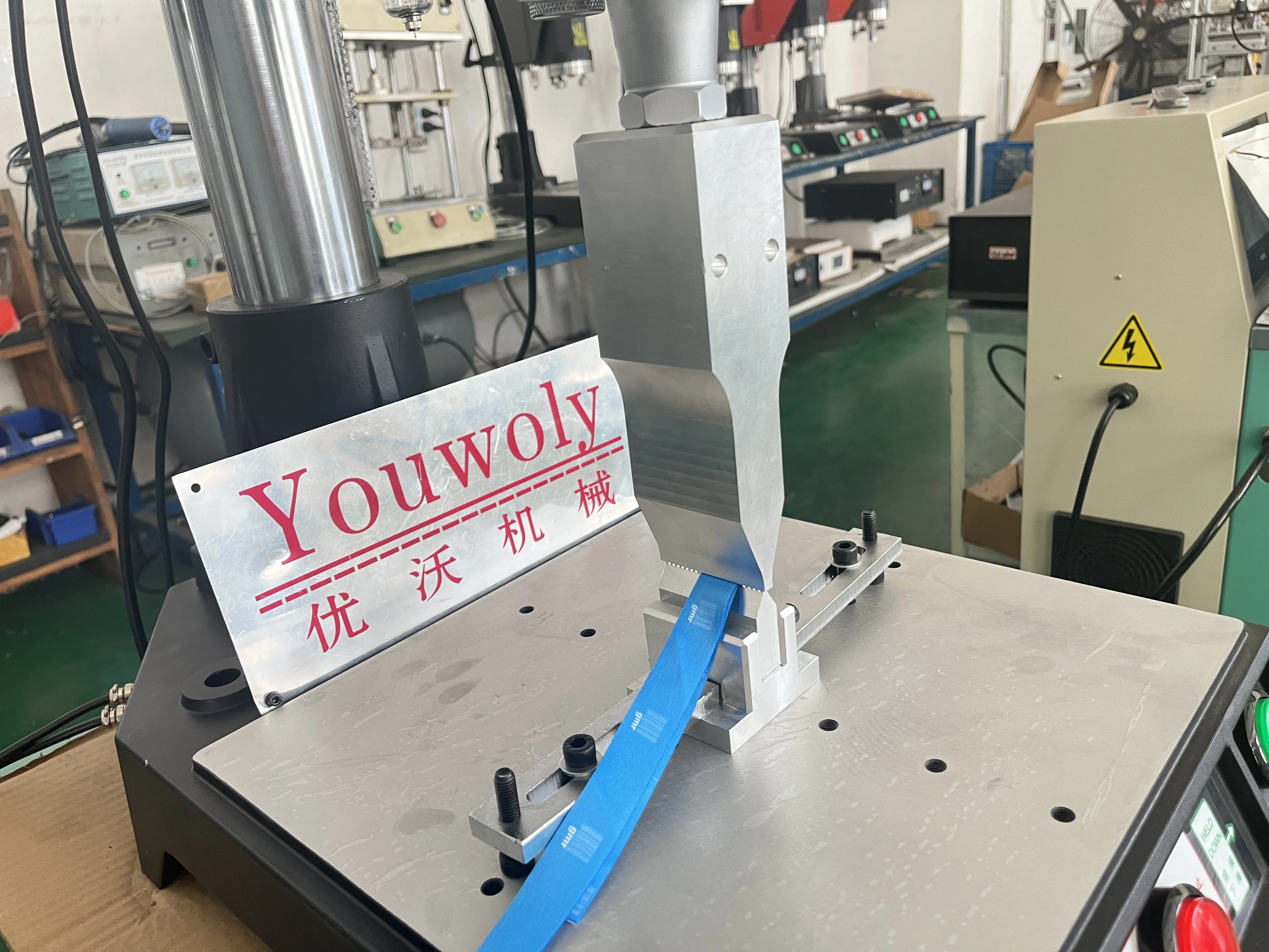 Ribbons Lanyards Hook and Loop Material Strap Ultrasonic Cutter  Machine for Textile Nonwoven Fabrics Cutting