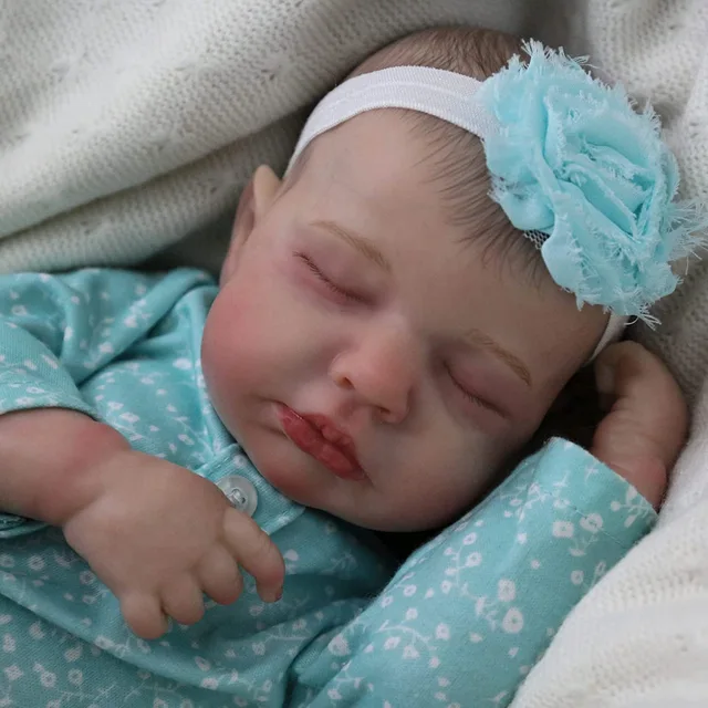 Realistic Reborn Baby Doll with Movable Hands and Feet, Can Be Bathed, a Gift for Accompanying and Comforting Children.